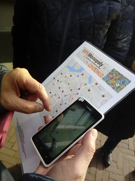GPS spel kaart en telefoon
